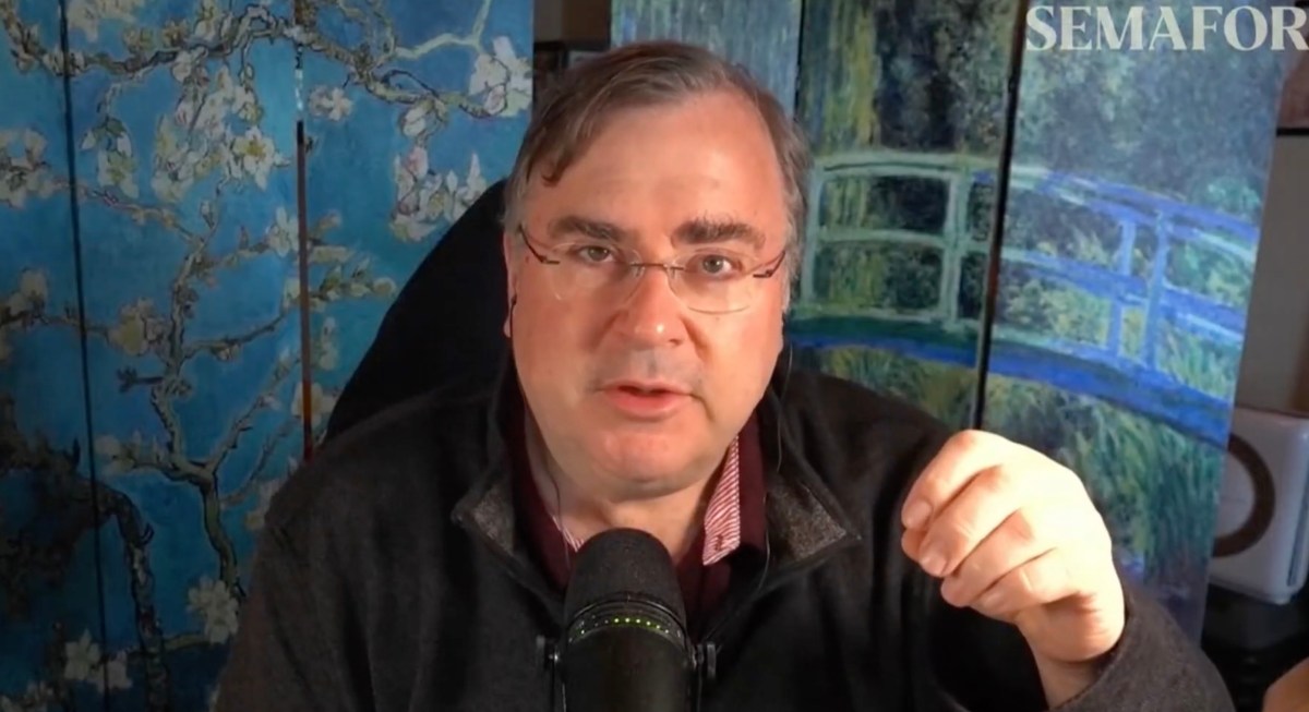 Reidas Hoffmanas pasveria „tokenmaxxing“ diskusiją